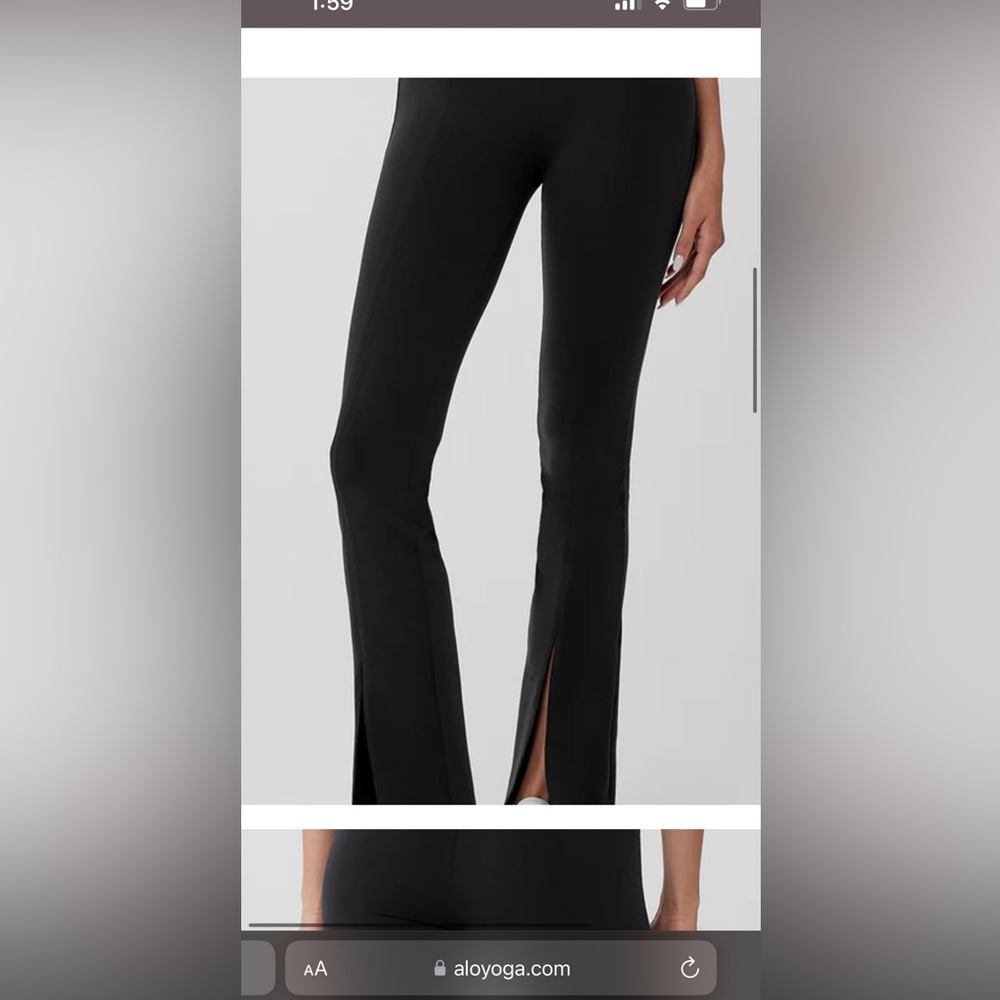 alo AIRBRUSH HIGH-WAIST FLUTTER LEGGING - BLACK. Size medium.